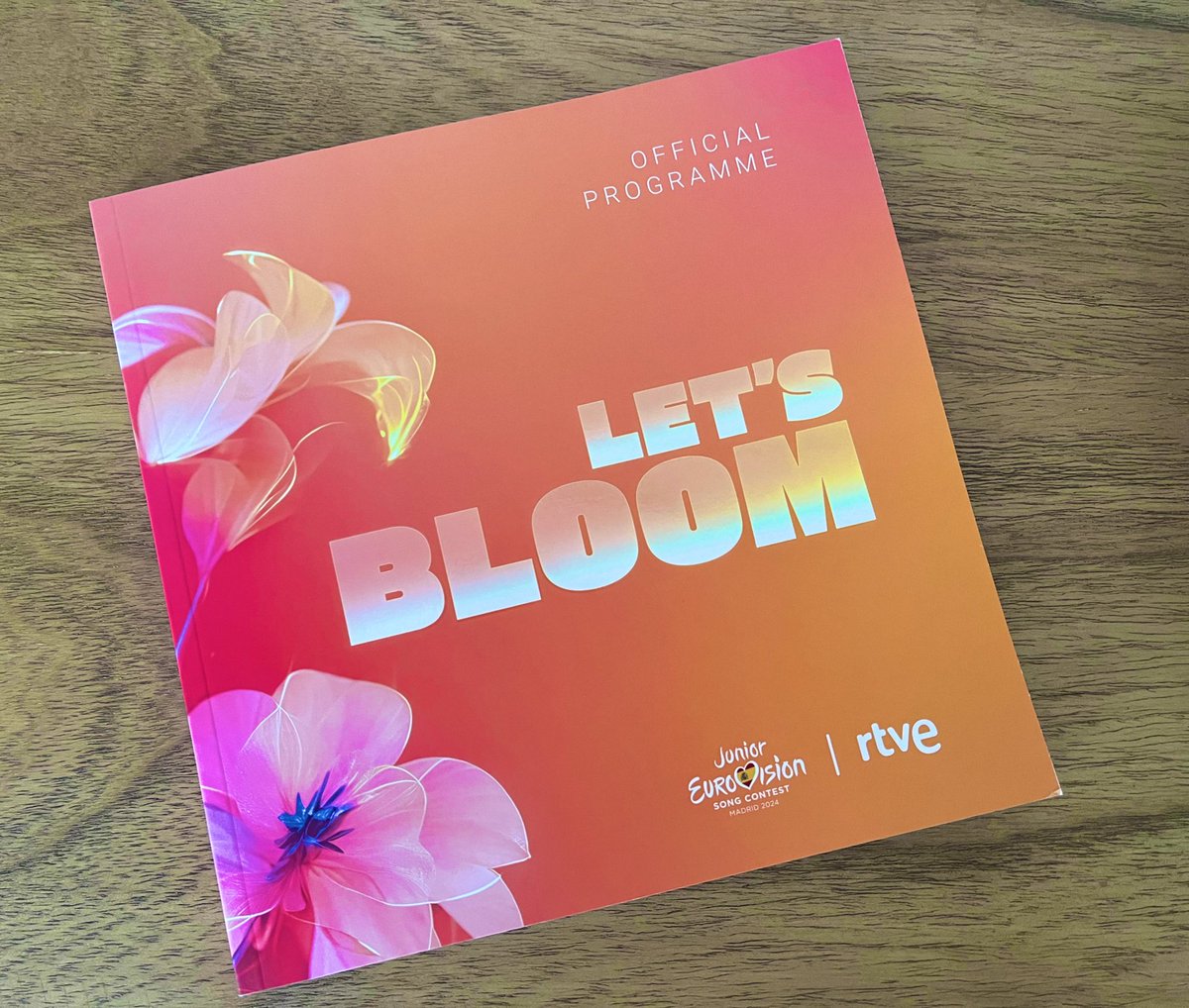 JuliaVarela__'s tweet photo. La maravilla de dossier de Eurovisión Junior para medios internacionales que ha salido de mi casa @RTVE_Com @rtve Solo apto para amantes del papel y de #Eurovision #letsbloom #JESC2024 #commentator #Madrid 

@MariaEizaguirre @anabordas https://t.co/gsuEqybnnU