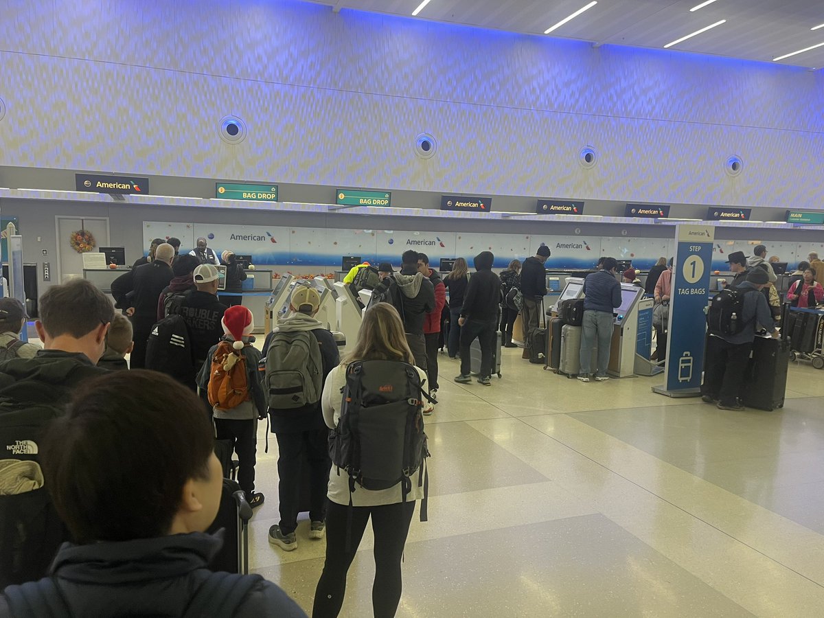 Hey <a href="/AmericanAir/">americanair</a> did you ever consider maybe having one person working the bag drop the Tuesday before Thanksgiving isn’t the best idea? Been standing here for an hour. Maybe pay your people so they show up.