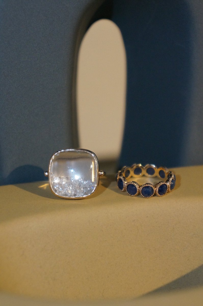 jewelrykaumaeni's tweet photo. 本日の手元
ColouR Jewelryのシンプルだけど技ありなリング
特殊な作りで、クリスタルの中で贅沢に77石ものダイヤが自由に動き輝く
つるんとしたクリスタルのツヤとダイヤの2種の輝きがシンプルながらオリジナリティがあって貴重
手持ちの使ってないリングのダイヤを外して作ったりもできるそう https://t.co/lWpcGJaDRh