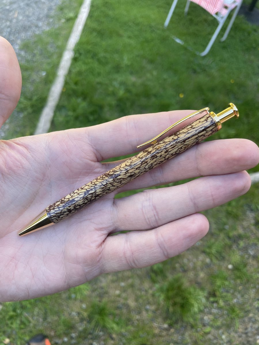 PenmakerX's tweet image. Spalted Guava on a gold Long Clicker 🌴 
#guava #woodworking #pen #custom #beautiful #murica