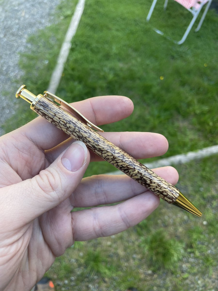 PenmakerX's tweet image. Spalted Guava on a gold Long Clicker 🌴 
#guava #woodworking #pen #custom #beautiful #murica