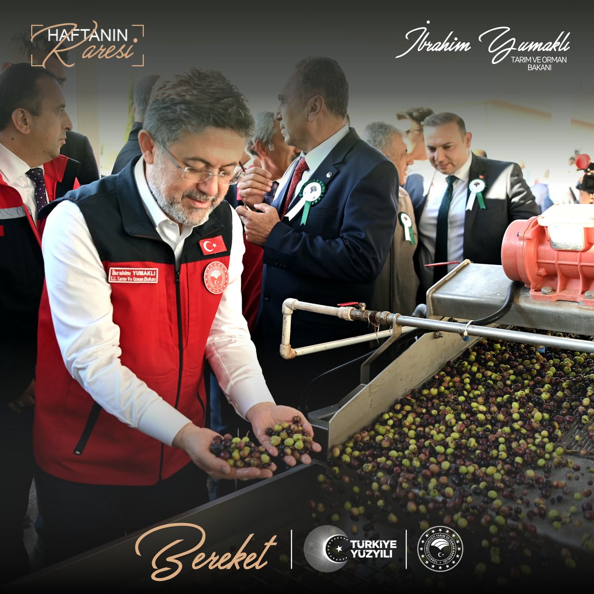 📍Haftanın Fotoğraf Karesi 

🫒 Zeytin, tarihimiz gibi köklü, kültürümüz gibi kadim bir değerimiz.

🏞️ Gözümüzün alabildiğine zeytin ağaçlarıyla kaplı olan Kilis Ovası'nda hasat sonrası çekildiğimiz bu fotoğraf, bir kez daha memleketimizin "bereket"ini gözler önüne seriyor.