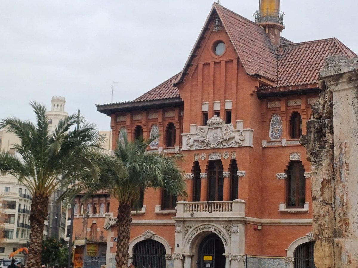 Ajuntament València (@ajuntamentvlc) on Twitter photo 🥬 Pròxima subhasta de parades als #MercatsVLC de #Benicalap, <a href="/MercadoCabanyal/">Mercat Cabanyal</a>, #Castella, <a href="/MCentralVlc/">Mercat Central VLC</a>, #Grau, #Jerusalem, #Jesús-#Patraix, #Natzaret, #RojasClemente, <a href="/mercadoderuzafa/">Mercat de Russafa</a> i #Torrefiel.
🗓️16/12
⏰ 10:30h
📍 Sala juntes <a href="/regidoriacomerc/">Regidoria de Comerç</a>
🔗 acortar.link/q9ejF6 🥬 Pròxima subhasta de parades als #MercatsVLC de #Benicalap, <a href="/MercadoCabanyal/">Mercat Cabanyal</a>, #Castella, <a href="/MCentralVlc/">Mercat Central VLC</a>, #Grau, #Jerusalem, #Jesús-#Patraix, #Natzaret, #RojasClemente, <a href="/mercadoderuzafa/">Mercat de Russafa</a> i #Torrefiel.
🗓️16/12
⏰ 10:30h
📍 Sala juntes <a href="/regidoriacomerc/">Regidoria de Comerç</a>
🔗 acortar.link/q9ejF6