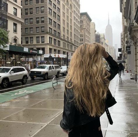 Pov: você é apaixonado por Stephanie e essas são as fotos da sua galeria.