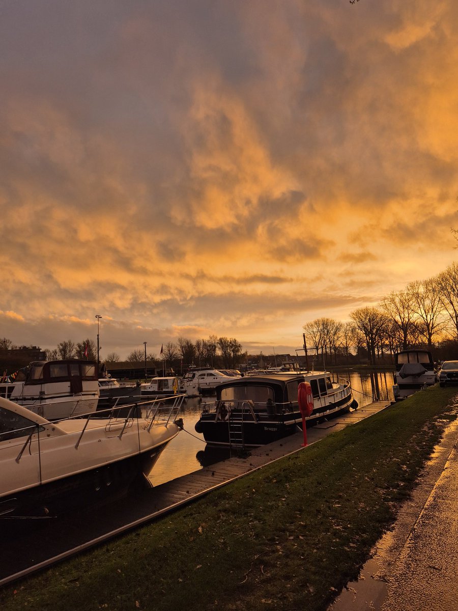 Lars77488426's tweet photo. Zon komt op in Brugge, om 8u30 #vrtweer @BuienradarBE https://t.co/G9yWihfJfI