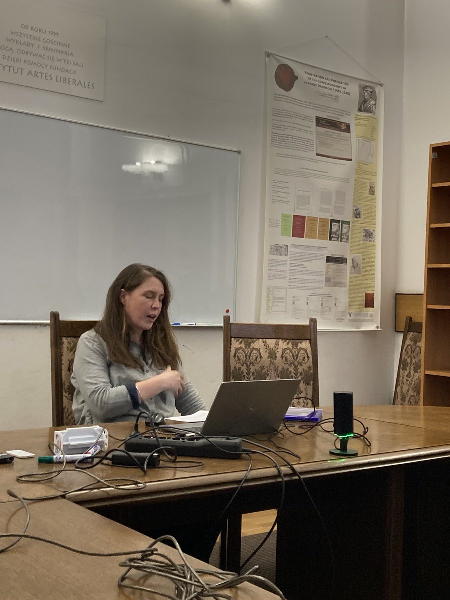 OBTAUW's tweet photo. 1/2 18 listopada miała miejsce na Wydziale „Artes Liberales” @UniWarszawski prezentacja materiałów edukacyjnych – animacji waz greckich (#PanoplyVaseAnimationProject) ze scenariuszami lekcyjnymi opublikowanymi pod red. dr @SonyaNevin w tomie "Teaching Ancient Greece" oraz ... https://t.co/53VdLPG25X