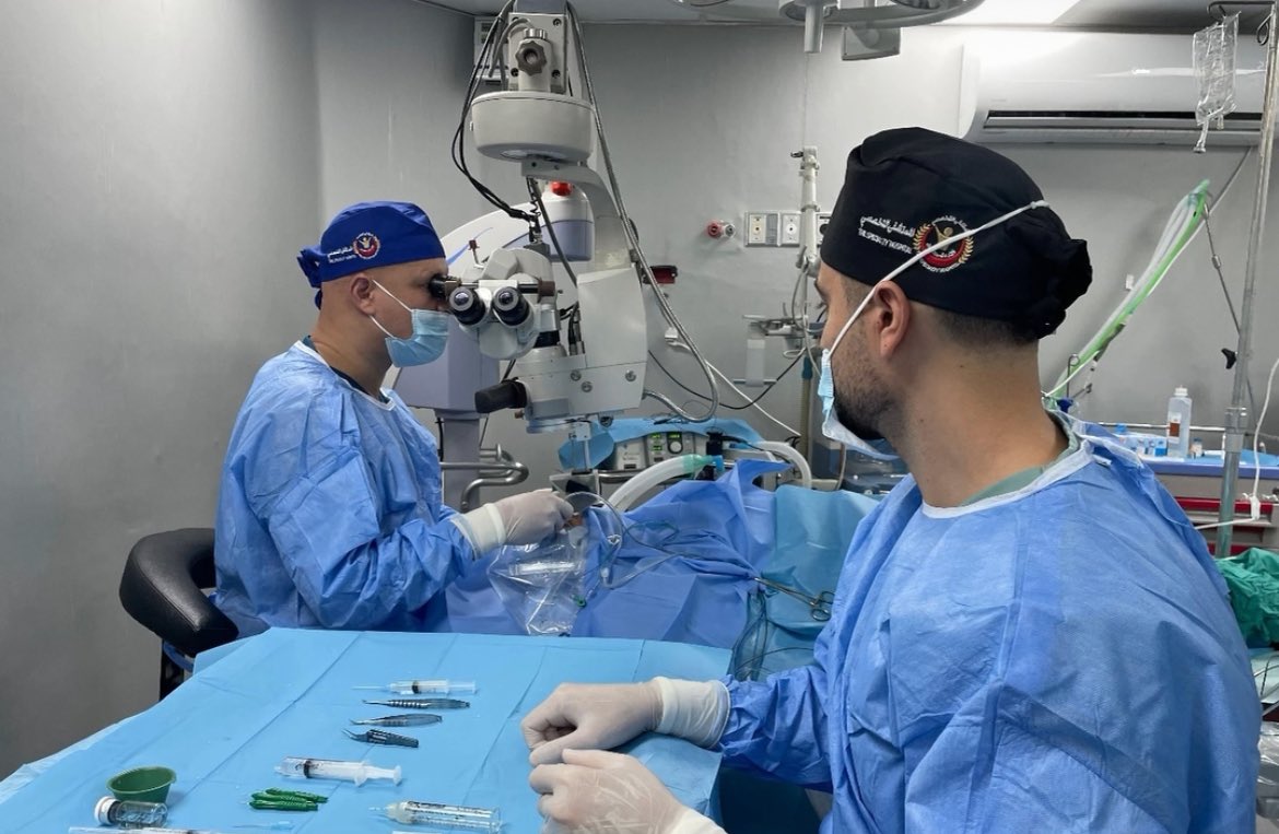 على سيرة الأخبار الحلوة، بالأمس جرت اول عمليات جراحة الشبكية المعقدة في شمال القطاع بمستشفى الخدمة العامة، بمساعدة البطل الاستشاري الجزائري الدكتور محمد شمامي وفنّي العمليات المصري الفدائي سعيد الجندي!