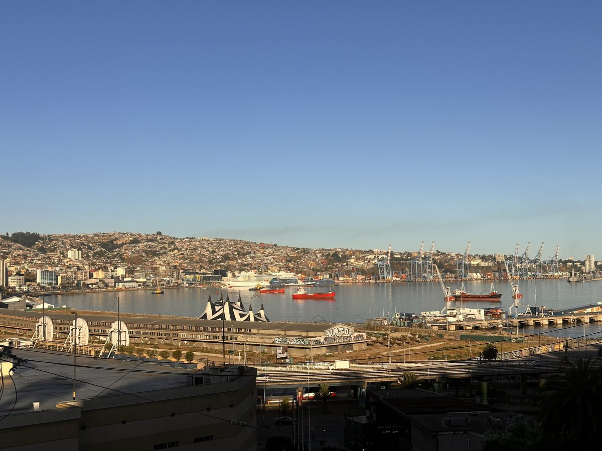 #DespiertaConCHV 
Saludos desde el puerto principal Valparaíso 🌇 siempre me despierto con Roberto !!!! 😊