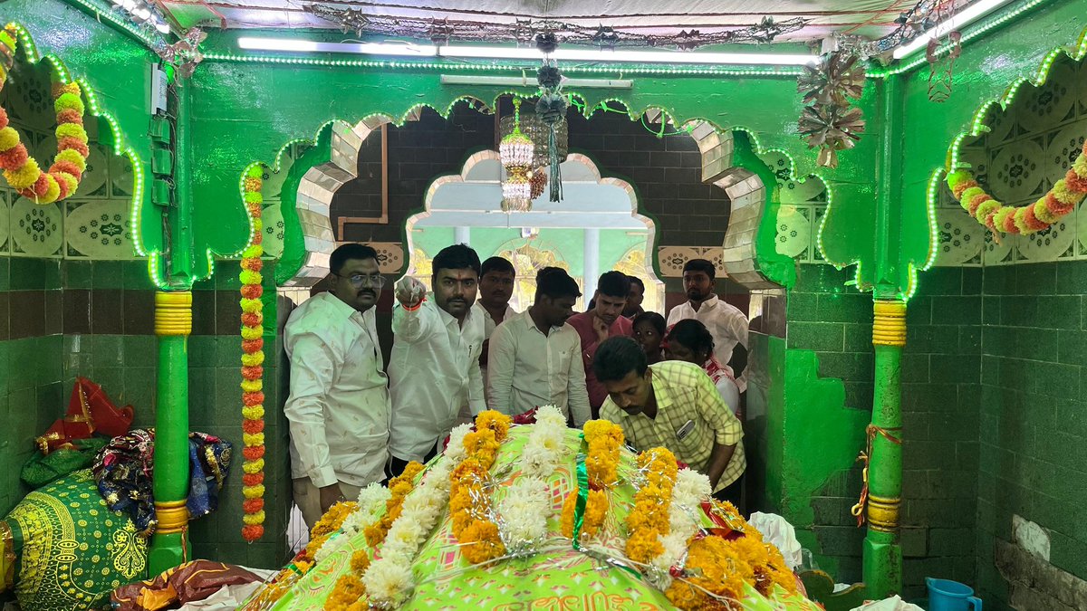 rajeshvitekar_'s tweet photo. परभणी येथील प्रसिद्ध दर्गा व हिंदू-मुस्लिम ऐक्��ाचे प्रतीक असलेल्या हजरत तुरा बुल हक दर्गा येथे सदिच्छा भेट देऊन चादर चढवली. तसेच सर्वांच्या सुख आणि समृद्धीसाठी प्रार्थना केली.
#dargah #parbhani #राजेश_विटेकर #mlapathri https://t.co/8DAFSS8pyg
