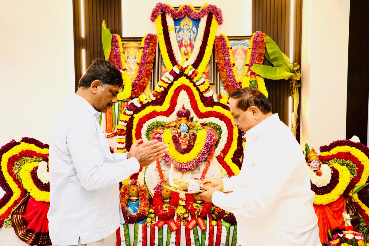 DKSureshINC's tweet photo. ರಾಜರಾಜೇಶ್ವರಿ ನಗರ ವಿಧಾನ ಸಭಾ ಕ್ಷೇತ್ರದ ಕಾಂಗ್ರೆಸ್‌ನ ಹಿರಿಯ ಮುಖಂಡರಾದ ಶ್ರೀ ಎಸ್. ಬೆಟ್ಟಸ್ವಾಮಿಗೌಡ ಅವರು ನಾಗರಬಾವಿಯಲ್ಲಿ ನೂತನವಾಗಿ ನಿರ್ಮಿಸಿರುವ 'ಸುಖದಾತ್ರಿ ನಿಲಯ'ದ ಗೃಹಪ್ರವೇಶ ಸಮಾರಂಭದಲ್ಲಿ ಪಾಲ್ಗೊಂಡು, ಶುಭಹಾರೈಸಿದೆ.

#DKSuresh https://t.co/KaT5KFlJXg