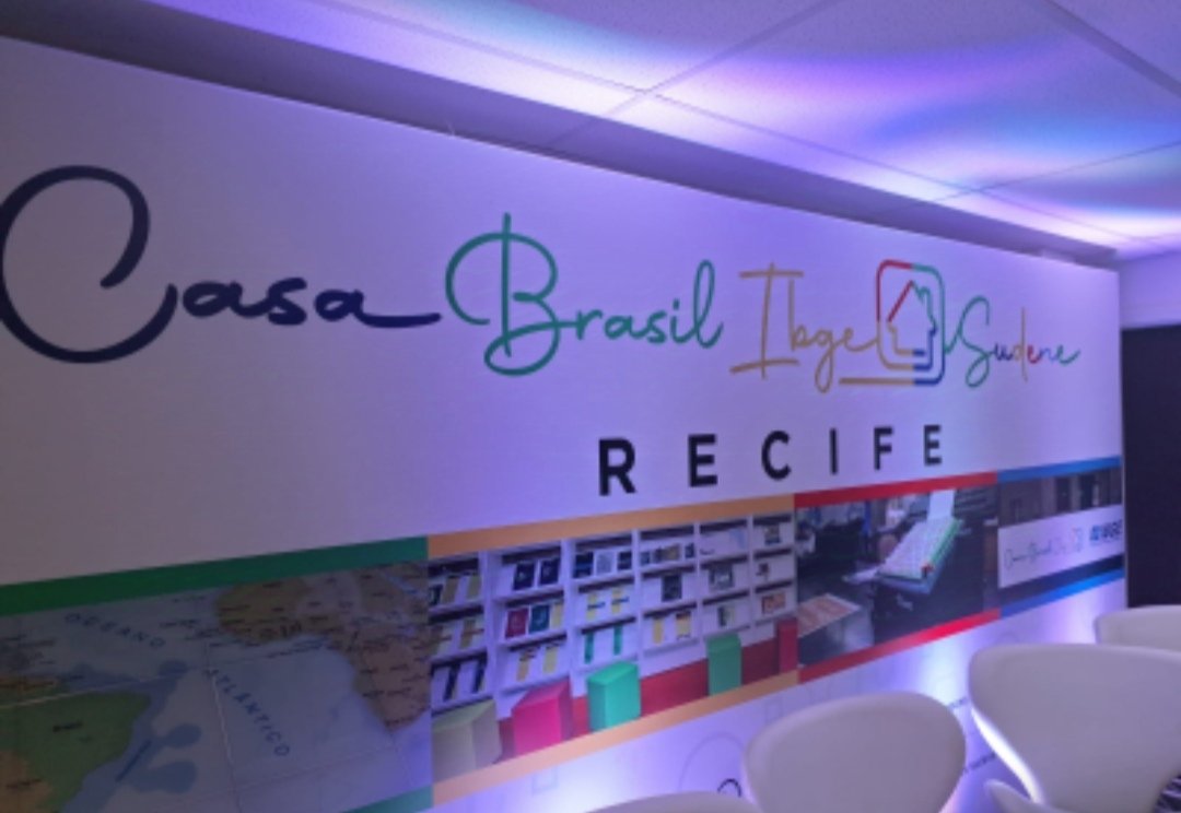 MarcioPochmann's tweet photo. O Brasil precisa de mais IBGE

A  constatação acima mencionada resulta do movimento de abertura do IBGE para escutar a sociedade civil organizada e os poderes da República (Legislativo, Executivo e Judiciário). 

Por isso e em pleno cumprimento do Plano de Trabalho Anual Integrado de 2024, encontra-se, em curso, a implementação de um conjunto da Casa Brasil IBGE.

No sentido da descentralização em todo o território nacional presença do IBGE em reforço do fundamental papel exercido pelas 27 superintendências e 566 agências da instituição, a Casa Brasil busca atender ao comprimento da missão institucional de disseminar a cadeia de valor dos dados e informações produzidas pela maior instituição de pesquisa pública do Brasil.

Neste ano, o IBGE torna público o conjunto que deverá ultrapassar a meta de 314 divulgações das pesquisas e estudos produzidos pelo excelente e consistente conjunto dos seus servidores. 

Em função disso, o IBGE deverá alcançar a maior produção de estudos e pesquisas realizadas em um ano na comparação de sua história de 88 anos de prestação de serviços estatísticos e geocientíficos à nação.

No mês de maio de 2024, a inauguração da Casa Brasil IBGE ocorreu junto ao belíssimo prédio do Palácio da Fazenda na cidade do Rio de Janeiro. Agora, em novembro, a Casa Brasil IBGE Sudene foi inaugurada na cidade de Recife, junto à sede da própria Sudene.

A iniciativa do IBGE contou com a participação de importantes autoridades como o superintendente da Sudene, Danilo Cabral, o prefeito de Recife, João Campos, entre outros representantes de órgãos da Administração Federal, Estadual e Municipal.

Em dezembro será a vez da terceira Casa Brasil a ser implementada na cidade de Fortaleza.