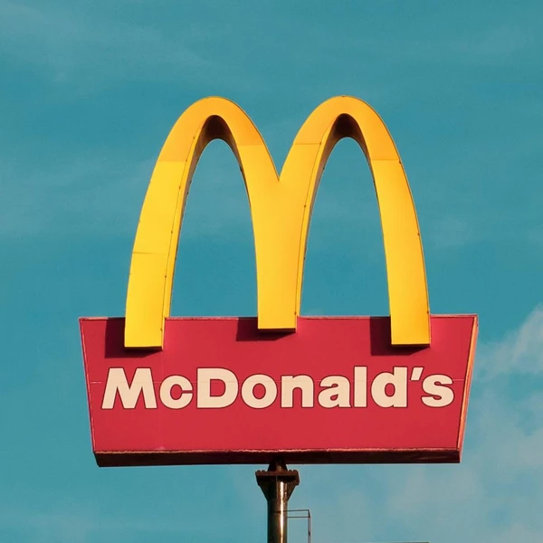 BazaarAddict's tweet photo. @BurgerKingFR @KFCFrance @McDonalds qui s'allie a @McDonalds pour rester @McDonalds et dominer le marché du fastfood. 

La collab de 🤡 @BurgerKingFR @KFCFrance https://t.co/RCNMxbEs4U