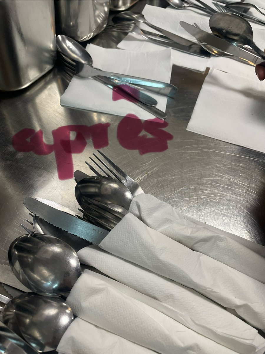 La pause méridienne doit être un moment de détente pour les élèves du collège Debussy de l’<a href="/Academie_Paris/">Académie de Paris</a>   Comment fluidifier la queue pour moins d’attente ?
Préparer les couverts, demander à un élève volontaire de distribuer le pain…