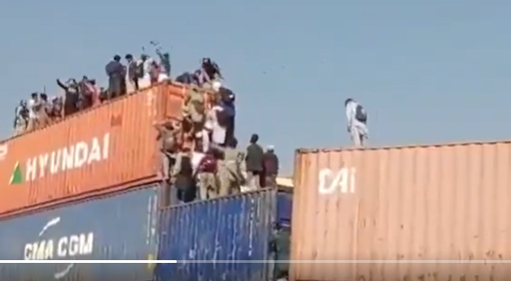 یہ کنٹینر پہلی بار تحریک انصاف کے کام آ سکتے ہیں  ، اگر تحریک انصاف نے دھرنا دینا ہے تو یہی کنٹینر سیدھے کریں ، اندر اپنے گدے بچھائیں.  پوری کنٹینر سٹی بن سکتی ہے ڈی چوک پر .