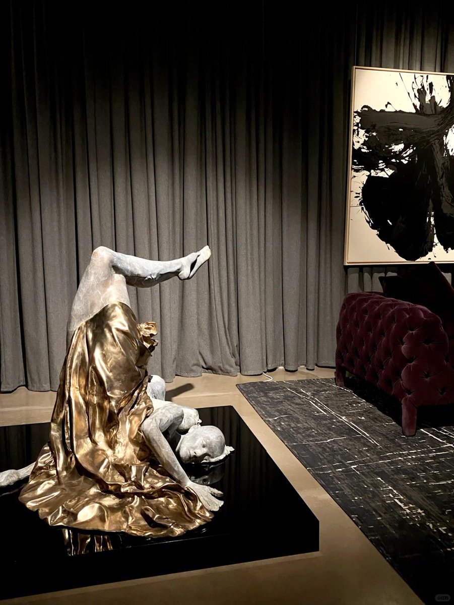 Stepping into a world of creativity at JD Malat Gallery! 🎨✨