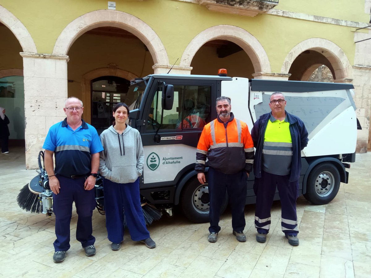 ajAltafulla's tweet photo. 🧹 #Altafulla estrena camió escombradora! 🚛✨

La Brigada Municipal compta amb un nou camió escombradora Hako CM 2250, una adquisició que garanteix un servei més eficient en la neteja de les nostres vies públiques. 🌿♻️  

https://t.co/30rGjP0g4N https://t.co/bUhovBrQZT