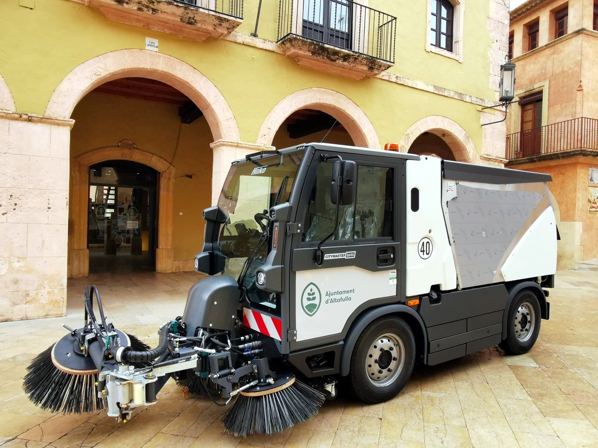 ajAltafulla's tweet photo. 🧹 #Altafulla estrena camió escombradora! 🚛✨

La Brigada Municipal compta amb un nou camió escombradora Hako CM 2250, una adquisició que garanteix un servei més eficient en la neteja de les nostres vies públiques. 🌿♻️  

https://t.co/30rGjP0g4N https://t.co/bUhovBrQZT