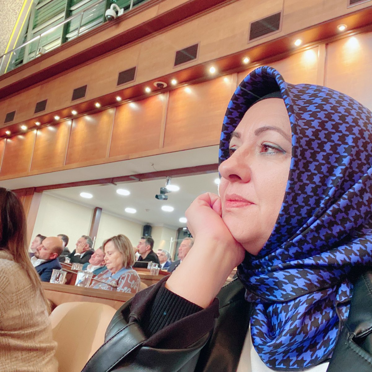 gaye_zayf's tweet photo. Senede bir gün meclise gelip, başkanlık yapacağı yerde şovmenlik yapan Ekrem İmamoğlu nu dinliyoruz…🤷‍♀️ https://t.co/8dpT868sod