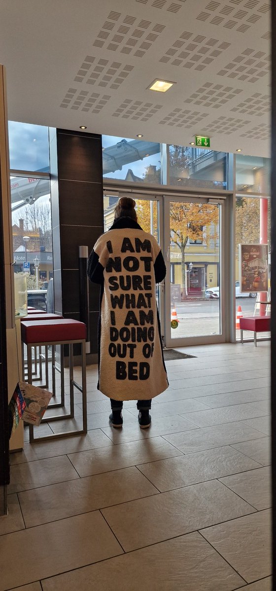 stubsi24's tweet photo. Lt. Nachfrage ein Einzelstück #Bett #Mode #sexy #lazy #designermode #Prada #Gucci #McDonalds #Deutschland https://t.co/1HJFzlFeOK