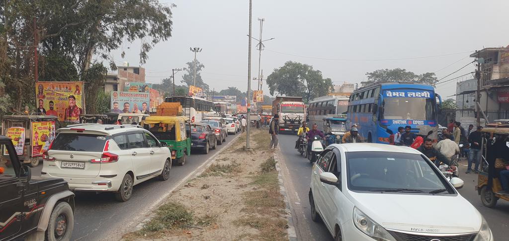 ajitdixit2000's tweet image. अवैध रूप से संचालित बसें बन रही जाम का कारण हो रही दुर्घटनाएं करनैलगंज बहराइच मोड पर खड़ी अवैध बसो से लगा जाम @gondapolice @dmgonda2