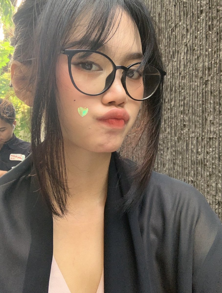 guys liat mukaku ada sticker gemes