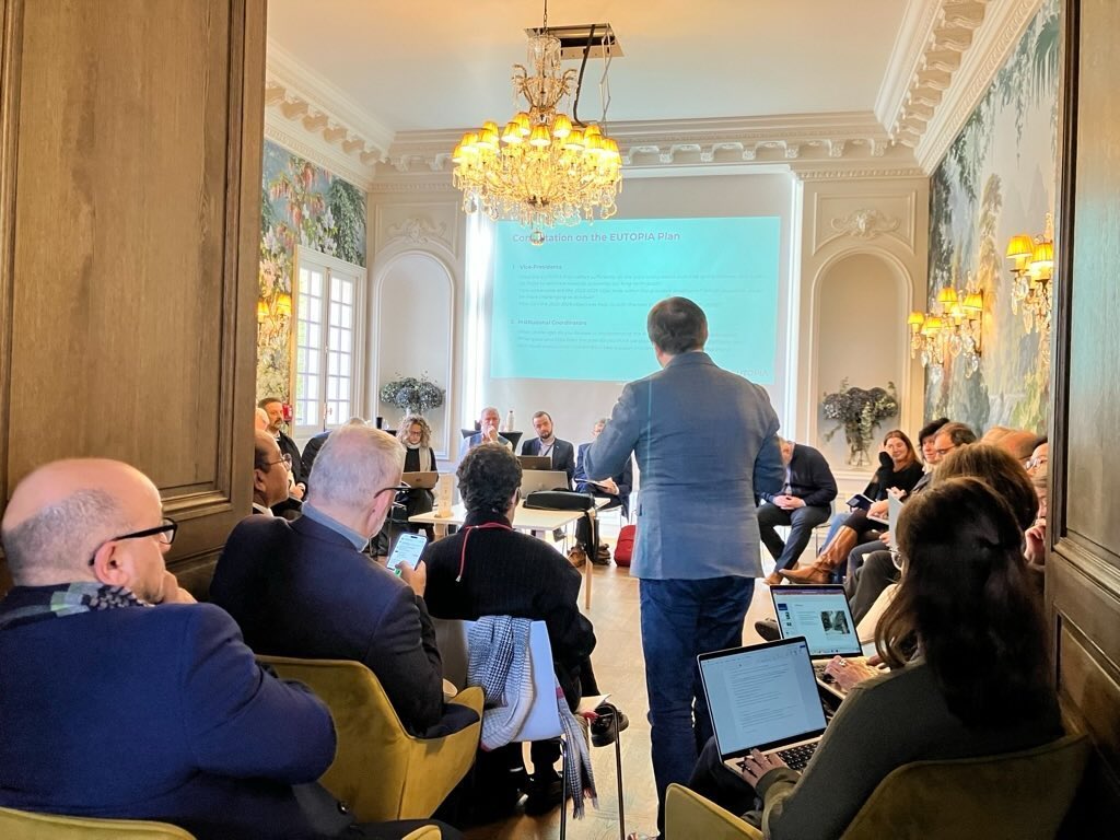 Meeting of the General Assembly discussing the EUTOPIA's plans for the future in the magnificent decorum of <a href="/iXcampusSGL/">iXcampus</a> for the second day of the #EUTOPIAWeek hosted by <a href="/UniversiteCergy/">CY Cergy Paris Université</a> 😍
#EntrepreneurshipForIMPACT
