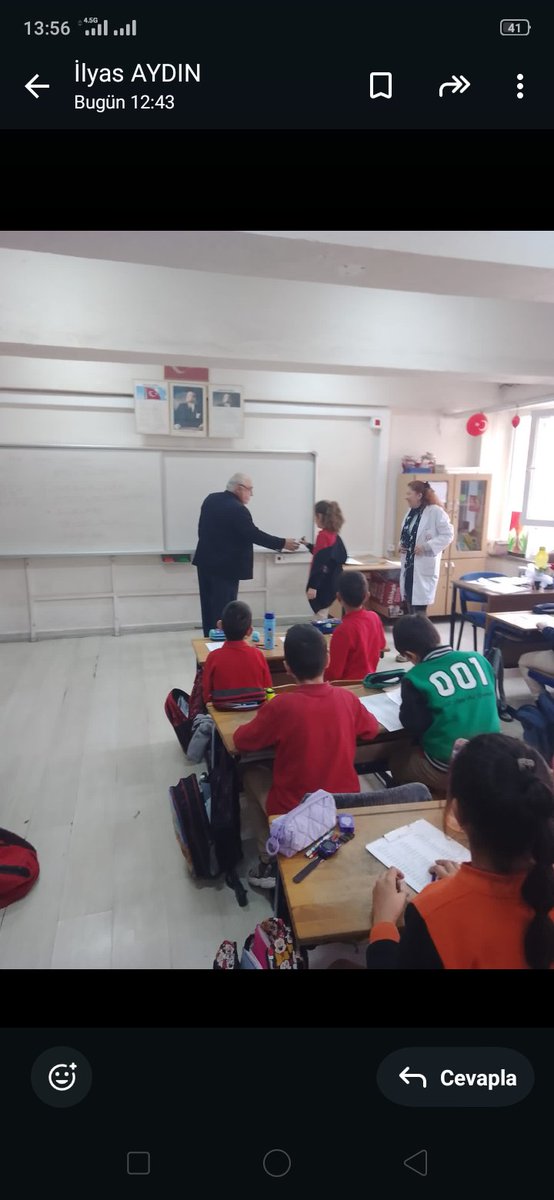 İlçe Milli Eğitim Müdürü Mehmet KÜÇÜK bugün Cumhuriyet İlkokulunu ziyaret ederek öğrencilerle ilgilendi. Öğretmenlerden öğrencilerin duruları ile ilgili bilgi aldı.