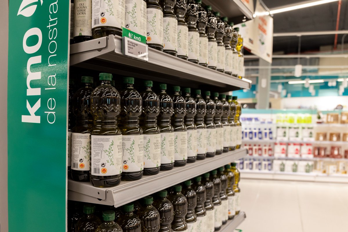 bonpreuesclat's tweet photo. 📰El 90% de les referències d’oli verge extra que t'oferim provenen de cooperatives catalanes. Comprar oli de Catalunya suposa un repte pel consumidor, ja que molts supermercats aposten per l’oli d’origen espanyol. Aquest no és el nostre cas! @MonDiari  https://t.co/c1lUYZqgyR https://t.co/gYc6JHqwBZ