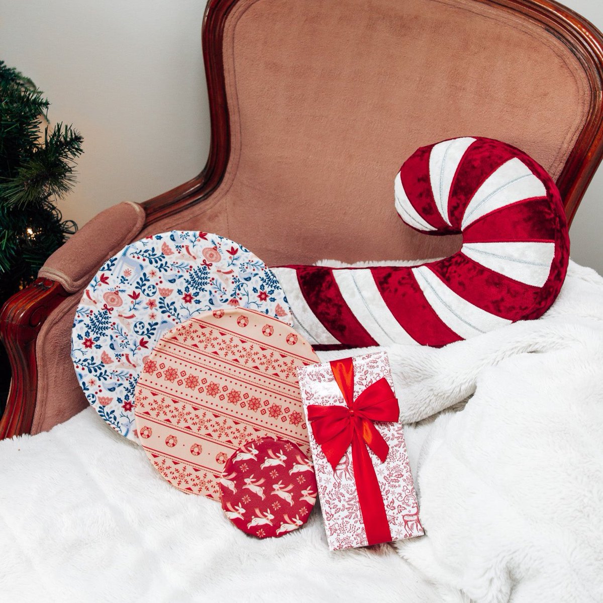 Get90OFF's tweet photo. Say goodbye to plastic waste and hello to fresh,eco-friendly food storage with Goldilocks Beeswax Food Wraps!Our Ultimate Holiday Bundle is perfect for gift-giving and meal prepping.Join over 100000 satisfied customers who have made the switch
https://t.co/XMWNcUtziD
#EcoFriendly https://t.co/FDyK2TWT2p