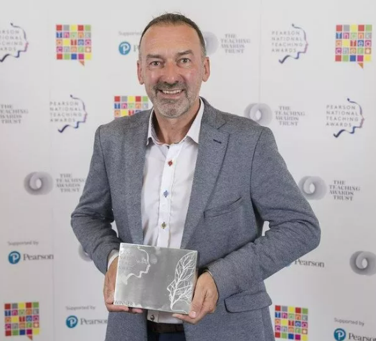 Andy Rhodes, headteacher at Spring Cottage Primary School, with his Silver Award, can he get the Gold? hulldailymail.co.uk/news/education…