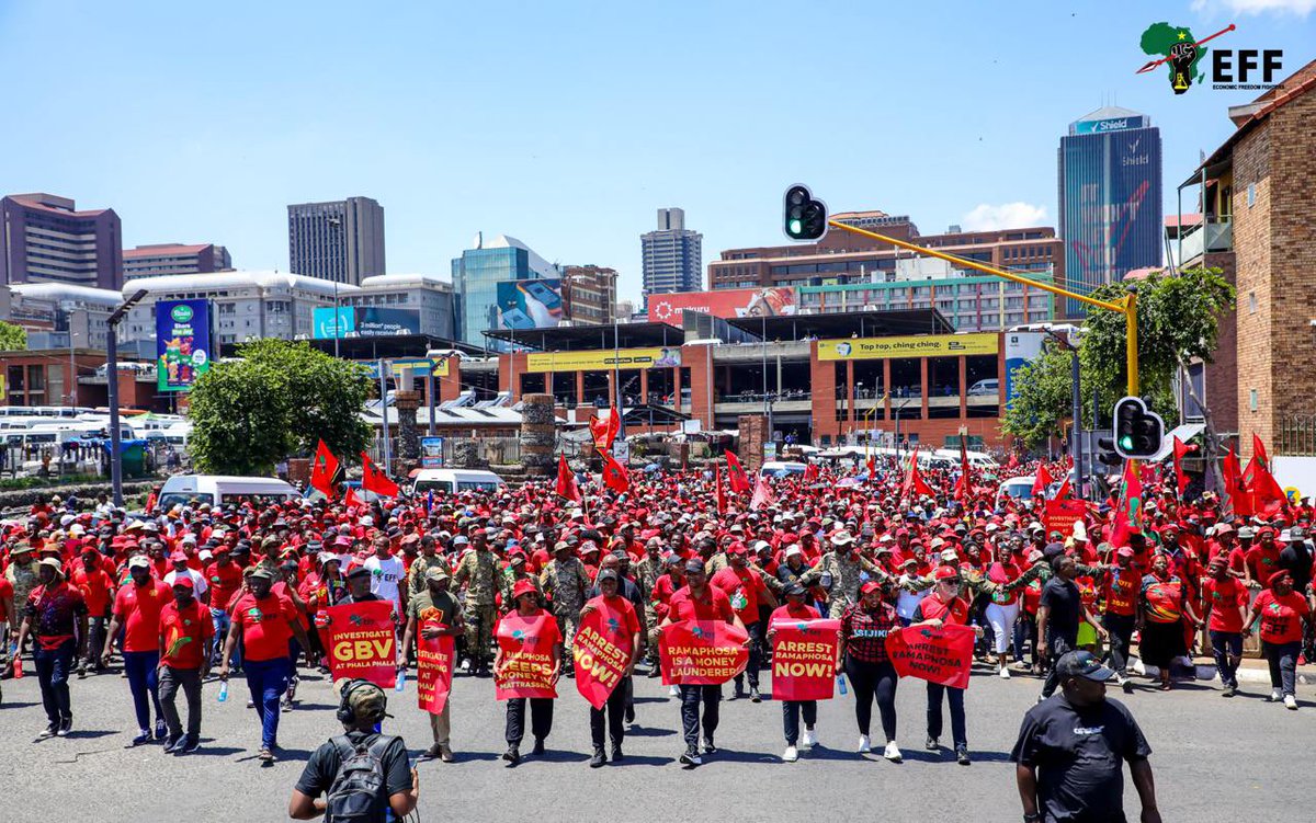 EFFSouthAfrica's tweet photo. ♦️In Pictures♦️

EFF Picket to Constitutional Court, led by the President and Commander In Chief @Julius_S_Malema 

-The EFF will never allow the injustice that happened at PhalaPhala to go away, Ramaphosa must be held accountable. 

#PhalaPhalaConCourt https://t.co/tIib8Kl6u6