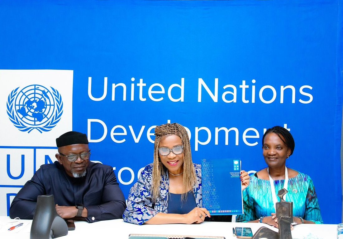 UNDPAfrica's tweet photo. 📢Celebrating a renewed partnership!

Today, @UNDP &amp; the @_AfricanUnion took a bold step by signing an MoU to align #Agenda2063 &amp; the #SDGs, accelerating transformative change across the continent🌍.

Together, we’re making the sustainable &amp; prosperous #AfricaWeWant a reality.✨ https://t.co/zLDrPqlLCW