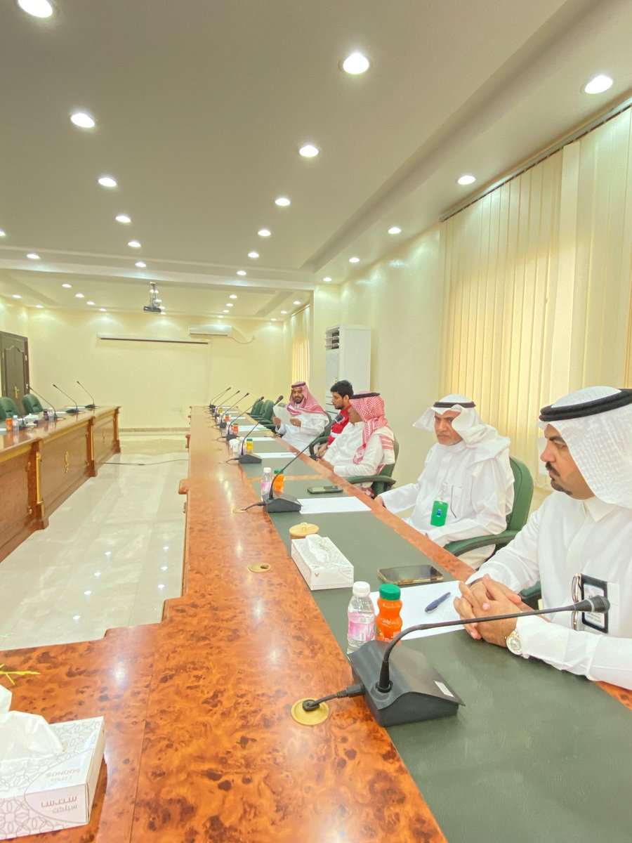 alhjrah2030's tweet photo. ترأس سعادة محافظ الحجرة الأستاذ/ بندر بن سويلم العضيله إجتماع لجنة السلامة المرورية الفرعية بالمحافظة بحضور عدد من الجهات ذات العلاقة لدراسة المواضيع التي تخص أعمال اللجنة وتطوير خدمات السير والأنظمة المرورية . https://t.co/mLpnQEdJHm