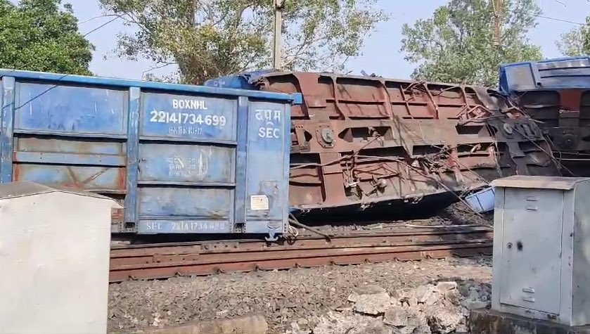 Railwhispers's tweet photo. #बिलासपुर-कटनी के बीच कोयले से लदी एक मालगाड़ी पेंड्रा के पास भनवारटंक रेलवे स्टेशन पर दुर्घटनाग्रस्त हो गई। हादसे में #मालगाड़ी के इंजन सहित 23 डिब्बे पलट गए। इस घटना के फलस्वरूप #ओएचई और #सिग्नल के खंभे भी क्षतिग्रस्त हो गए, जिससे कई ट्रेनें प्रभावित हुई हैं!
@RailMinIndia #CRB https://t.co/37uWHpBicR