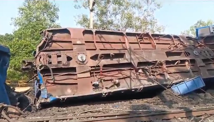 Railwhispers's tweet photo. #बिलासपुर-कटनी के बीच कोयले से लदी एक मालगाड़ी पेंड्रा के पास भनवारटंक रेलवे स्टेशन पर दुर्घटनाग्रस्त हो गई। हादसे में #मालगाड़ी के इंजन सहित 23 डिब्बे पलट गए। इस घटना के फलस्वरूप #ओएचई और #सिग्नल के खंभे भी क्षतिग्रस्त हो गए, जिससे कई ट्रेनें प्रभावित हुई हैं!
@RailMinIndia #CRB https://t.co/37uWHpBicR