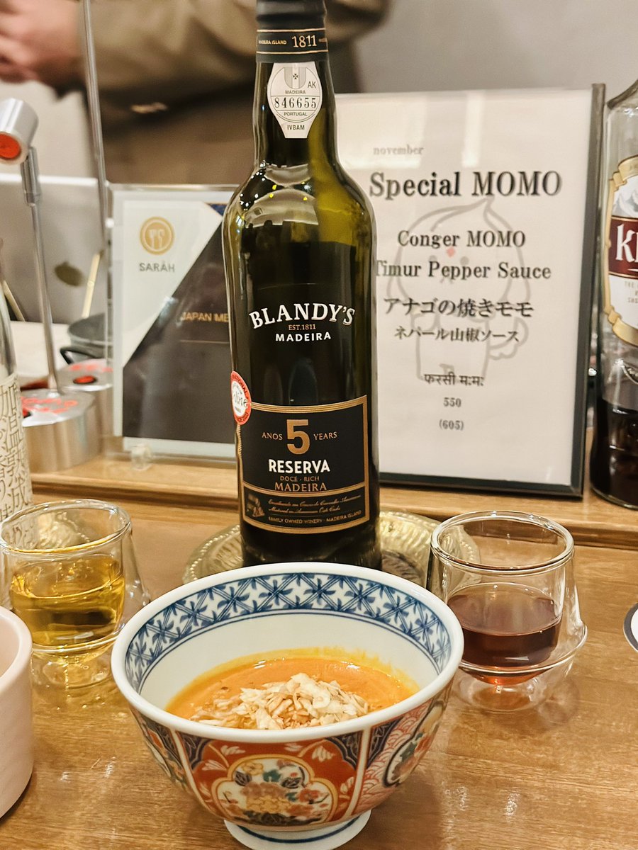 tanabe_duvin's tweet photo. 広尾にあるネパール餃子(モモ)とワインのペアリングを楽しめるお店「MOMO Stand Tokyo」ネパール人シェフの独創性あふれる進化系ネパール餃子とソムリエが厳選した多彩なワインとのペアリングが新しくて美味しく楽しい。カウンター席なので一人でもゆっくりと楽しめる。7皿3千円のコースはコスパ抜群。 https://t.co/SrSLgdVfHf