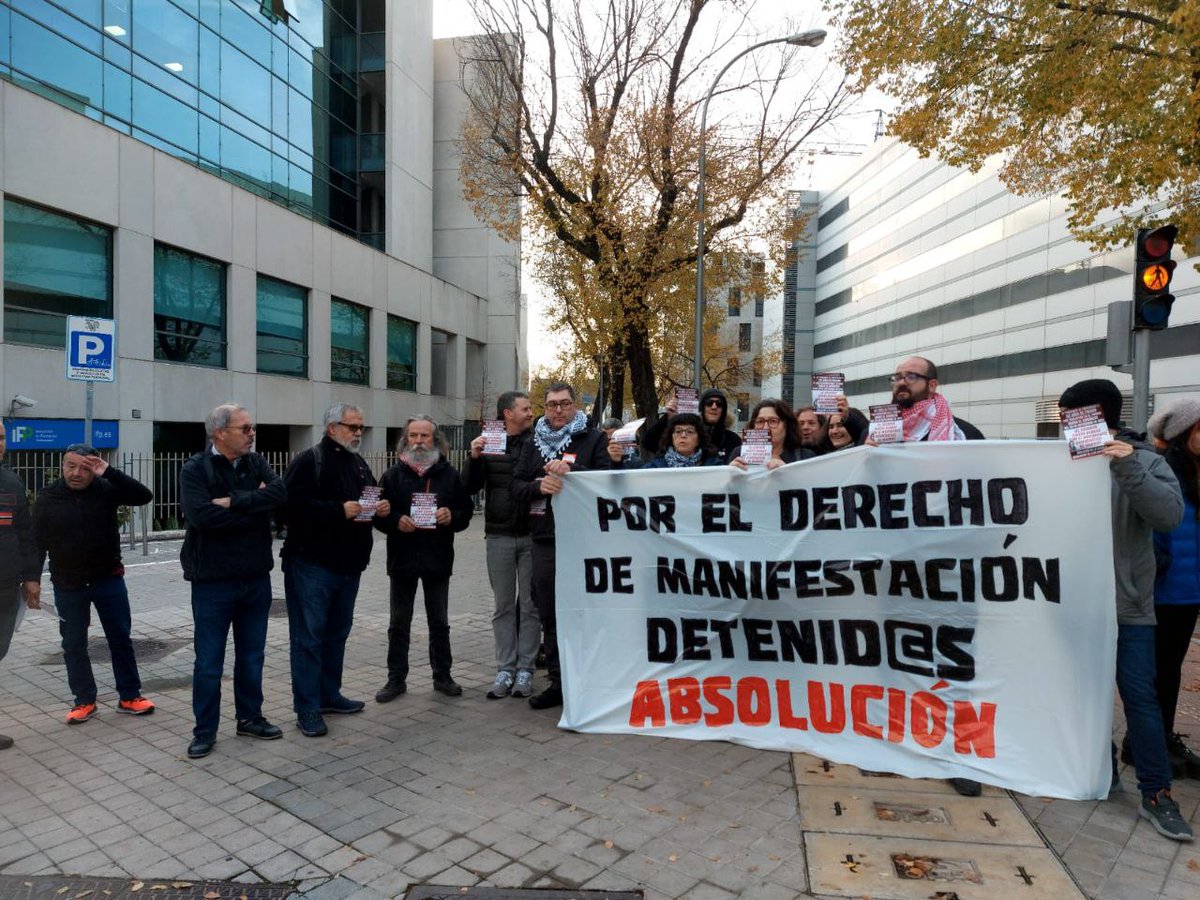 Esta mañana estamos en los juzgados de Julián Camarillo defendiendo nuestro derecho a manifestarnos. 21 personas se enfrentan a penas de 112 años de cárcel por la mani de 2012 Rodea el Congreso. 
#DetenidosAbsolución