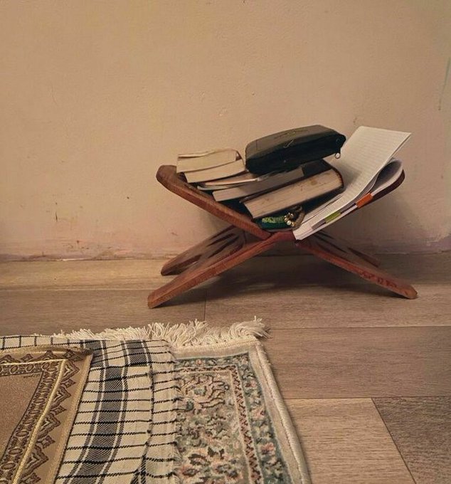 namazsevgisi's tweet photo. ''Kaç elbise eskittim, bir seccade eskitemedim.. Gönüle sorsan; cenneti aşkla isteyen bir müminim..'' https://t.co/PAO2q3ulqg