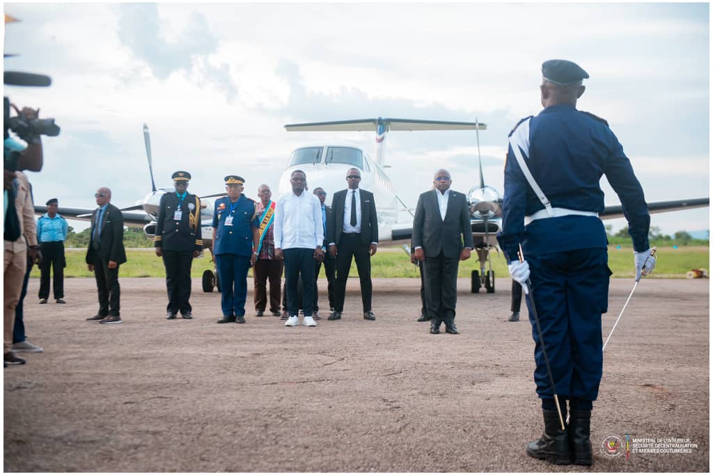 RTshienda27454's tweet photo. #Aéroport national de #Kahinda, nous sommes dans la province de #Tanganyika.

Il est 17h50, l’avion transportant le Vice-Premier Ministre, Ministre de l’Intérieur, Sécurité, Décentralisation et Affaires Coutumières atterrit. Il est accueilli au pied de l’avion par le gouverneur de la province du Tanganyika, Christian Kitungwa, ainsi que par de nombreuses autres autorités politico-administratives.

Tout de suite, le chef de la police passe en revue les troupes d’honneur de la police, bien avant de communier avec la population, composée de femmes et d’hommes, avec banderoles et calicots en main, scandant des chants et danses, une façon d’accueillir le patron de la sécurité et de la territoriale,@shabani_lukooj.

SHABANI LUKOO BIHANGO J. est venu participer à la 11e session de la Conférence des #Gouverneurs des 26 provinces de la RDC, qui se tient du 27 au 29 novembre au gouvernorat de la ville de Kalemie.