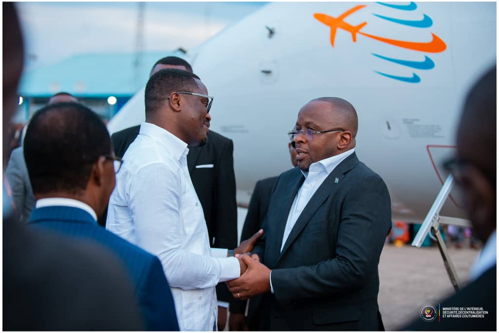 RTshienda27454's tweet photo. #Aéroport national de #Kahinda, nous sommes dans la province de #Tanganyika.

Il est 17h50, l’avion transportant le Vice-Premier Ministre, Ministre de l’Intérieur, Sécurité, Décentralisation et Affaires Coutumières atterrit. Il est accueilli au pied de l’avion par le gouverneur de la province du Tanganyika, Christian Kitungwa, ainsi que par de nombreuses autres autorités politico-administratives.

Tout de suite, le chef de la police passe en revue les troupes d’honneur de la police, bien avant de communier avec la population, composée de femmes et d’hommes, avec banderoles et calicots en main, scandant des chants et danses, une façon d’accueillir le patron de la sécurité et de la territoriale,@shabani_lukooj.

SHABANI LUKOO BIHANGO J. est venu participer à la 11e session de la Conférence des #Gouverneurs des 26 provinces de la RDC, qui se tient du 27 au 29 novembre au gouvernorat de la ville de Kalemie.