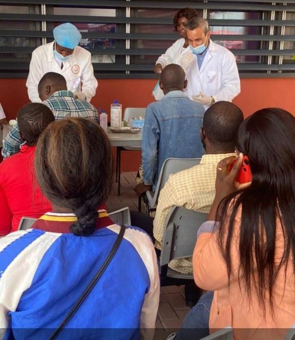 "Médicos, no bombas. Su legado sigue vivo en cada bata blanca que lleva salud al mundo. Seguimos su ejemplo.