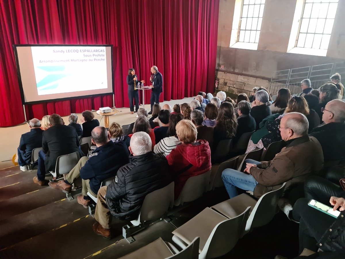 LPNews_NDIE's tweet image. #TousPartenaires |📢 Aujourd’hui, des élus et des gérants d’agences postales communales se réunissent au Haras du Pin, dans l’#Orne, pour échanger et renforcer leurs collaborations avec le @GroupeLaPoste.

Un moment clé pour l’avenir de nos services postaux.📬✨️