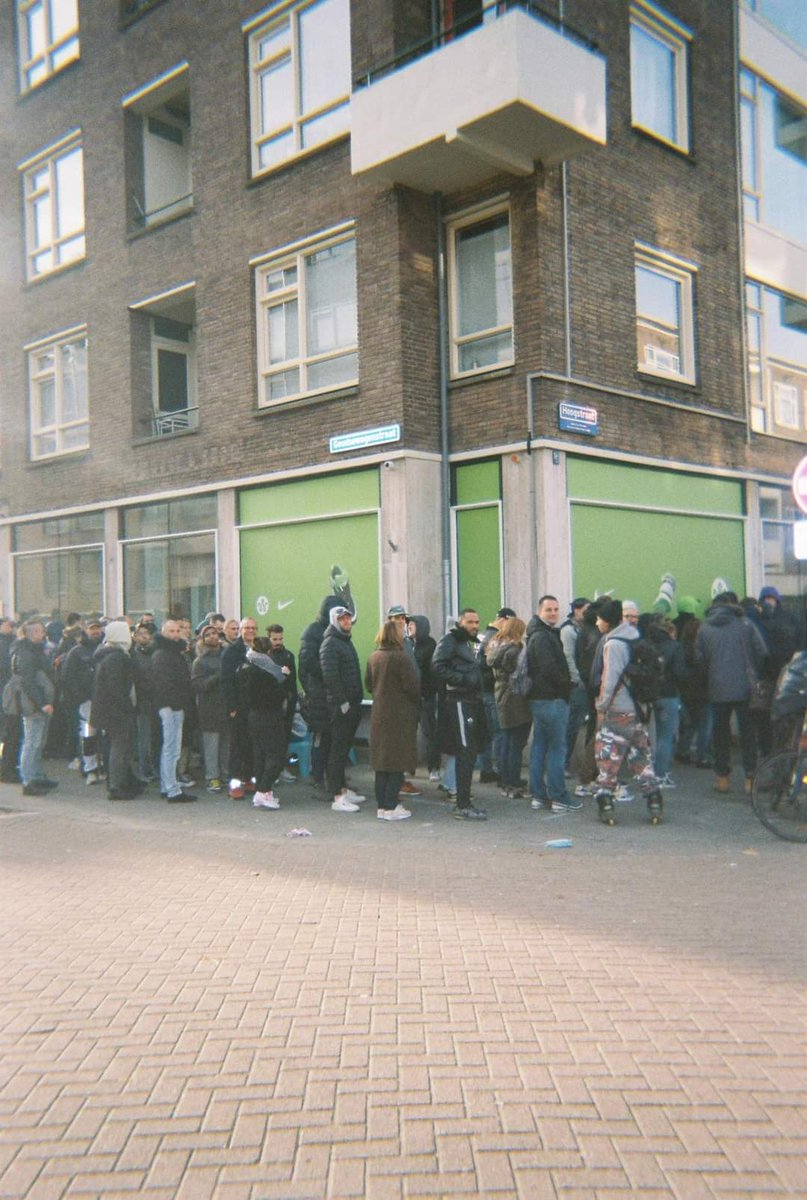 Rubby_Ecktuh's tweet photo. Today 3 years ago,
I skipped school to wake up at 5 in the morning to wait 6hrs in line  get the most insane sneakers i have in my collection 💚

it was a 100% worth it and still wear them to this day.

#Rotterdam https://t.co/OvT0bt7THk