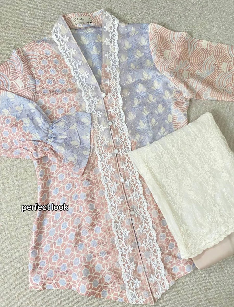 kebaya set di mix dengan rok bordir, cocok buat wisuda atau lamaran. cuttingan nya juga cantik banget 😍🙌