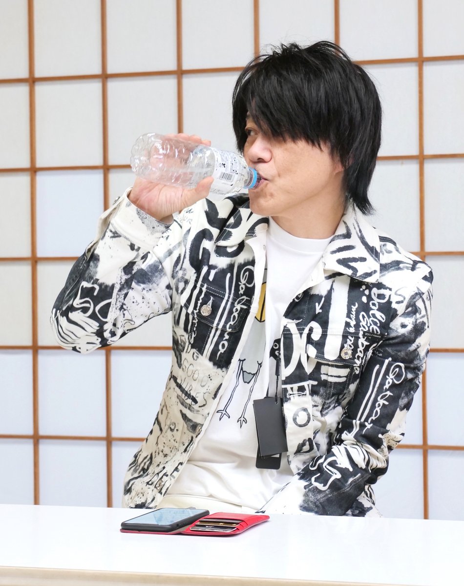 staff_katoy's tweet image. さりげなくチラッ🐧🐧🐧

jacket ＃DolceandGabbana
T-shirt ＃graniph
pants ＃Bennu