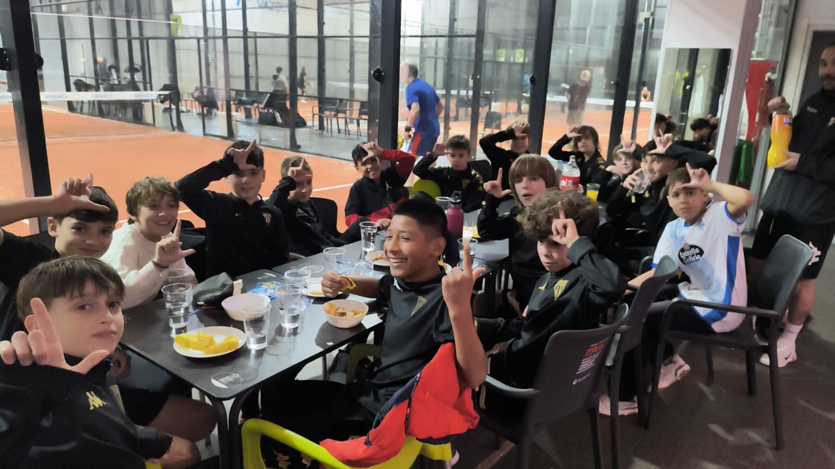 VictoriaCF1943's tweet photo. 🥎 O Alevín A tivo un fin de semana diferente, cuns partidos de Padel nas Pistas de @PadelASM .
🦓 Algunha Cebra igual troca de deporte!!
#VictoriaViví https://t.co/FwyFZRLCF7