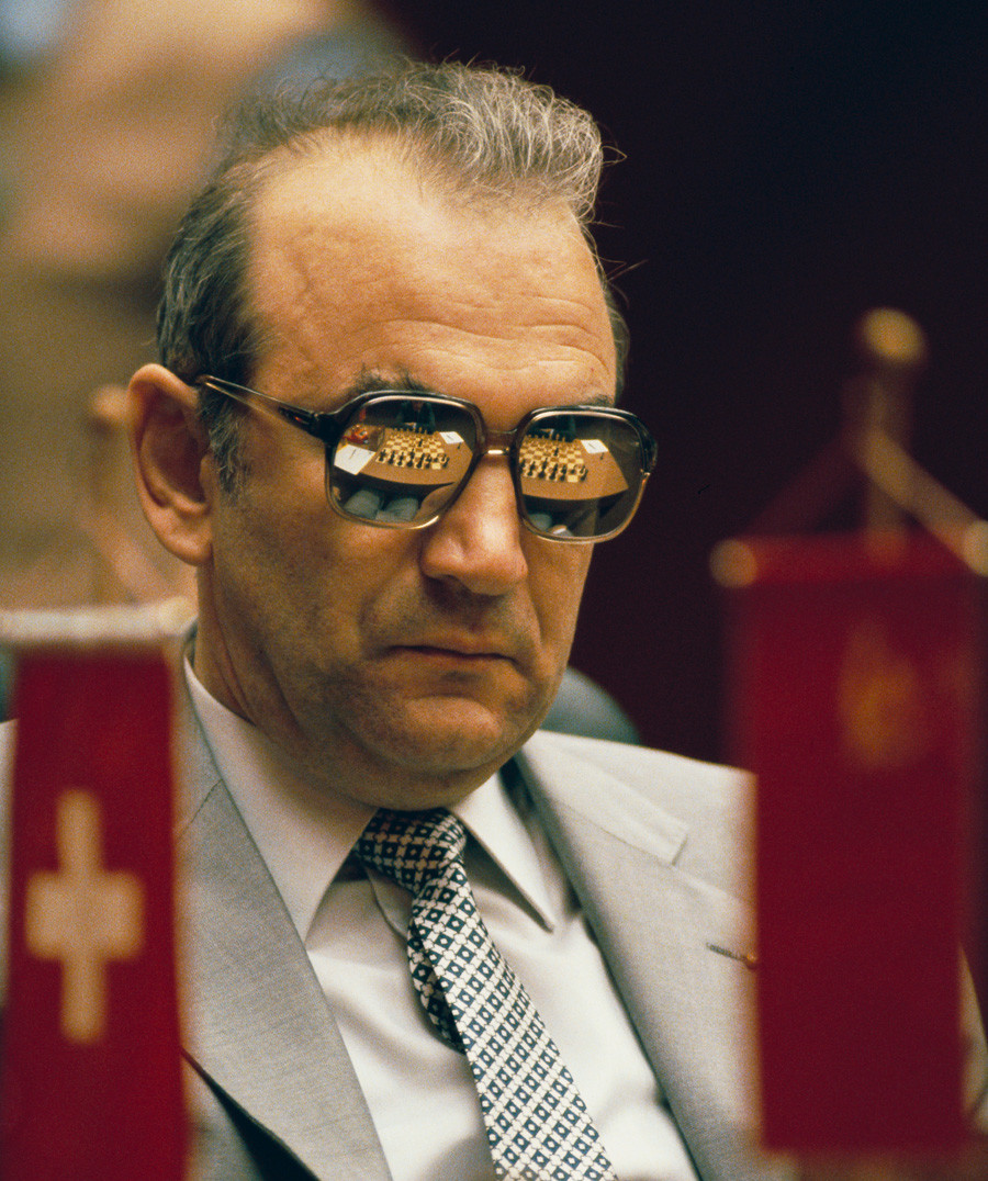 dgriffinchess's tweet image. One of the great World Championship photos -
Viktor Korchnoi, pictured in play v. Anatoly Karpov in their 1981 World Championship match in Merano, Italy.
(📷: J. Cooke, Corbis.) #chess