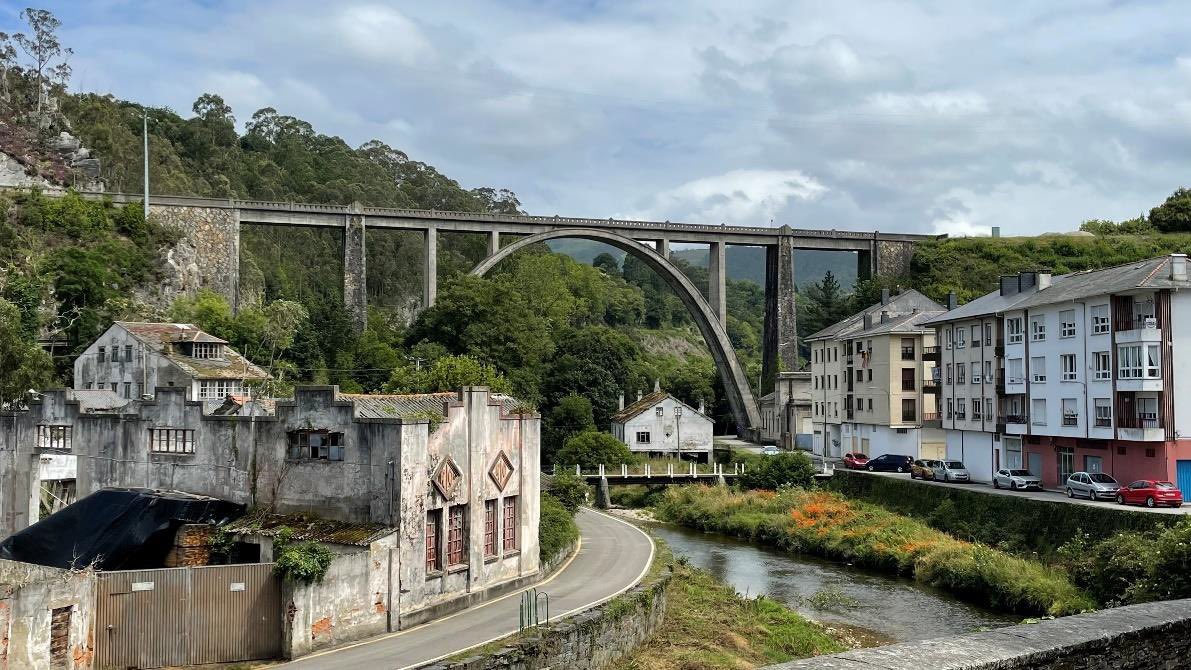 oscar_puente_'s tweet photo. Adjudicamos por 2,9M€ la renovación de los puentes sobre el río Negro y de La Fomigal, ubicados en la línea de tren que une Luarca y Barcia (Asturias).

Trabajamos para mejorar la funcionalidad y durabilidad de la red de ancho métrico con la puesta a punto de la infraestructura. https://t.co/SPh9Zd1hZR