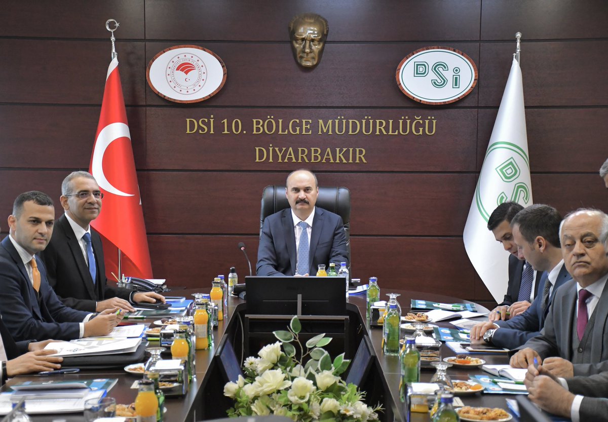 batmanvaliligi's tweet photo. 🔻Valimiz/Belediye Başkan Vekili Ekrem Canalp beraberindeki heyetle birlikte DSİ Diyarbakır Bölge Müdürlüğünü ziyaret etti.

Ziyaret sırasında Bölge Müdürü Zafer Akın ile bir araya gelen Valimiz, Batman'ın geleceği için büyük önem taşıyan projeler hakkında bilgi aldı. 

▶️Silvan Barajından Batman’a Su Temini Projesi
▶️Batman Çayı Rekreasyon Alanları Projesi
▶️Batman Çayı Islahı Projeleri
▶️Küçük Sanayi Siteleri Projesi
▶️Sera İhtisas OSB ve Taşkın Koruma Projeleri gibi önemli başlıklar görüşüldü. 

Valimiz ziyaretin ardından yaptığı açıklamada, bu projelerin Batman'ın kalkınması ve vatandaşların yaşam kalitesinin artırılması için büyük katkı sağlayacağını belirtti. 

DSİ Bölge Müdürlüğü ile iş birliği içerisinde, projelerin en kısa sürede tamamlanması için çalışmaların aralıksız devam edeceğini vurguladı.
@canalpekrem 
@dsigovtr 
@dsi_10_blgmd 
@103Dsi