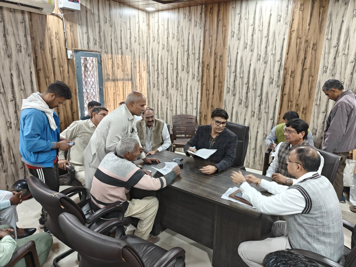 ChairmanVirend1's tweet photo. *माननीय नरबीर सिंह कैबिनेट मंत्री हरियाणा सरकार के आदेशानुसार फर्रूखनगर ब्लाक में बिजली विभाग के चीफ इंजीनियर,  SDO , हरियाणा रोडवेज के अधिकारियों और मंत्री जी के राजनैतिक सलाहकार सतपाल यादव जी के साथ जनता की समस्या सुनी और अधिकतर समस्याओं का मोके पर ही समाधान किया।* https://t.co/Wca7gjF240